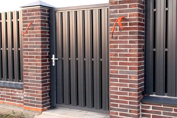 Металлическая калитка — надежное и удобное решение для входа на территорию